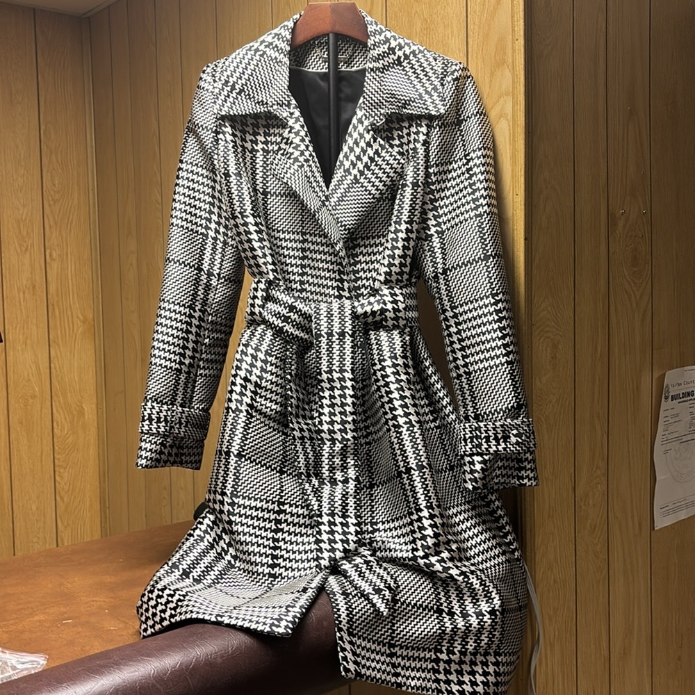 NWT -  3/4 Formal
Coat. Fits 8-10 w/curves. Tie Belt,Notched  Collar,Vented hem